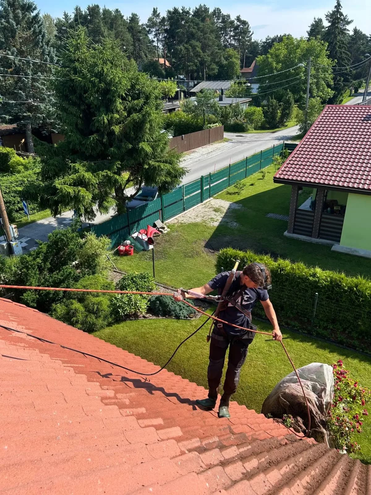 Katusepesija turvarakmetega punasel kivikatusel – sammal pestakse survepesuriga