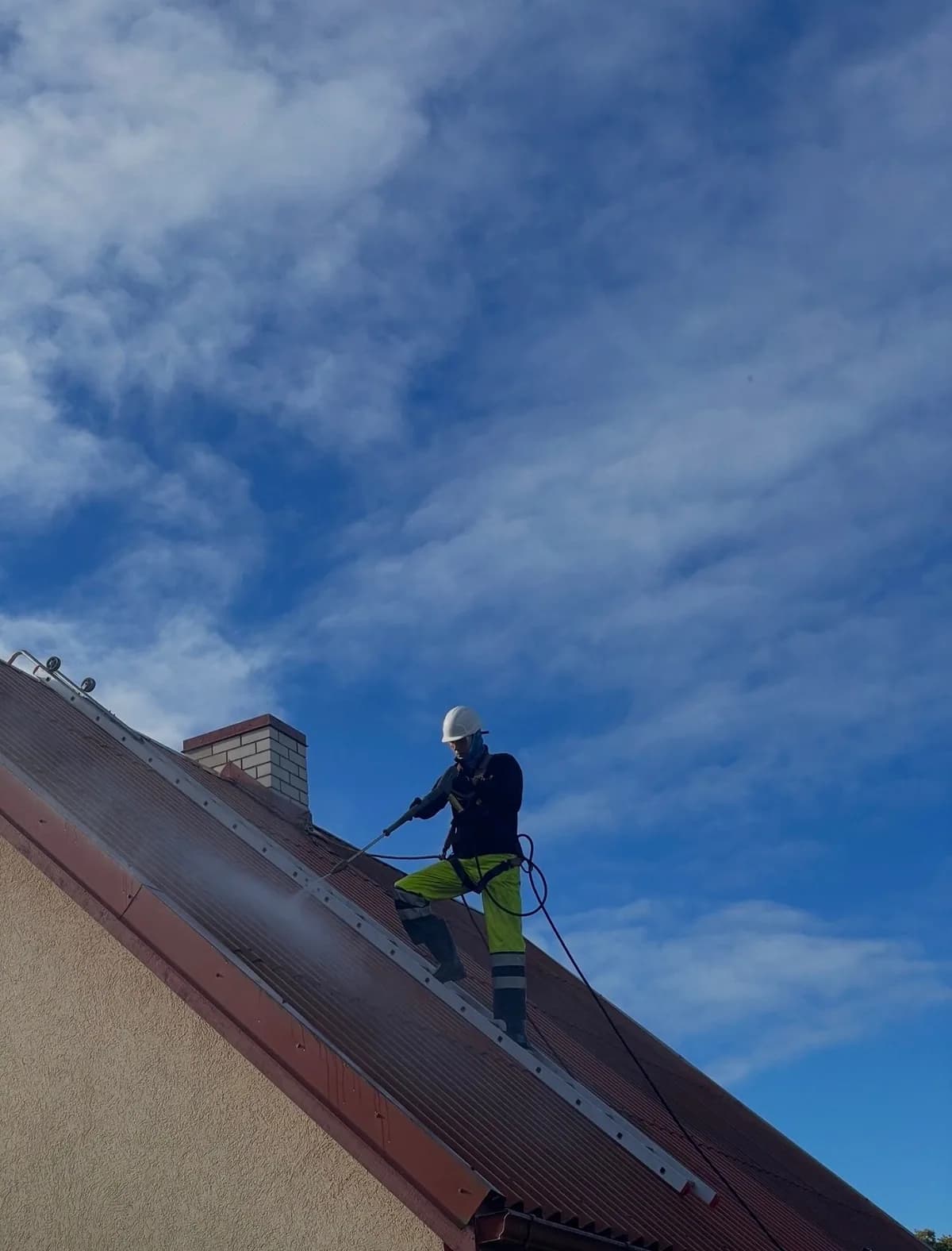Plekk-katuse pesu madala survega, värvikiht jääb terveks