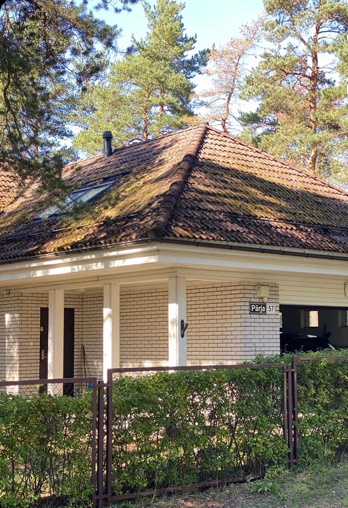 Paksu samblaga eramaja katus enne pesu