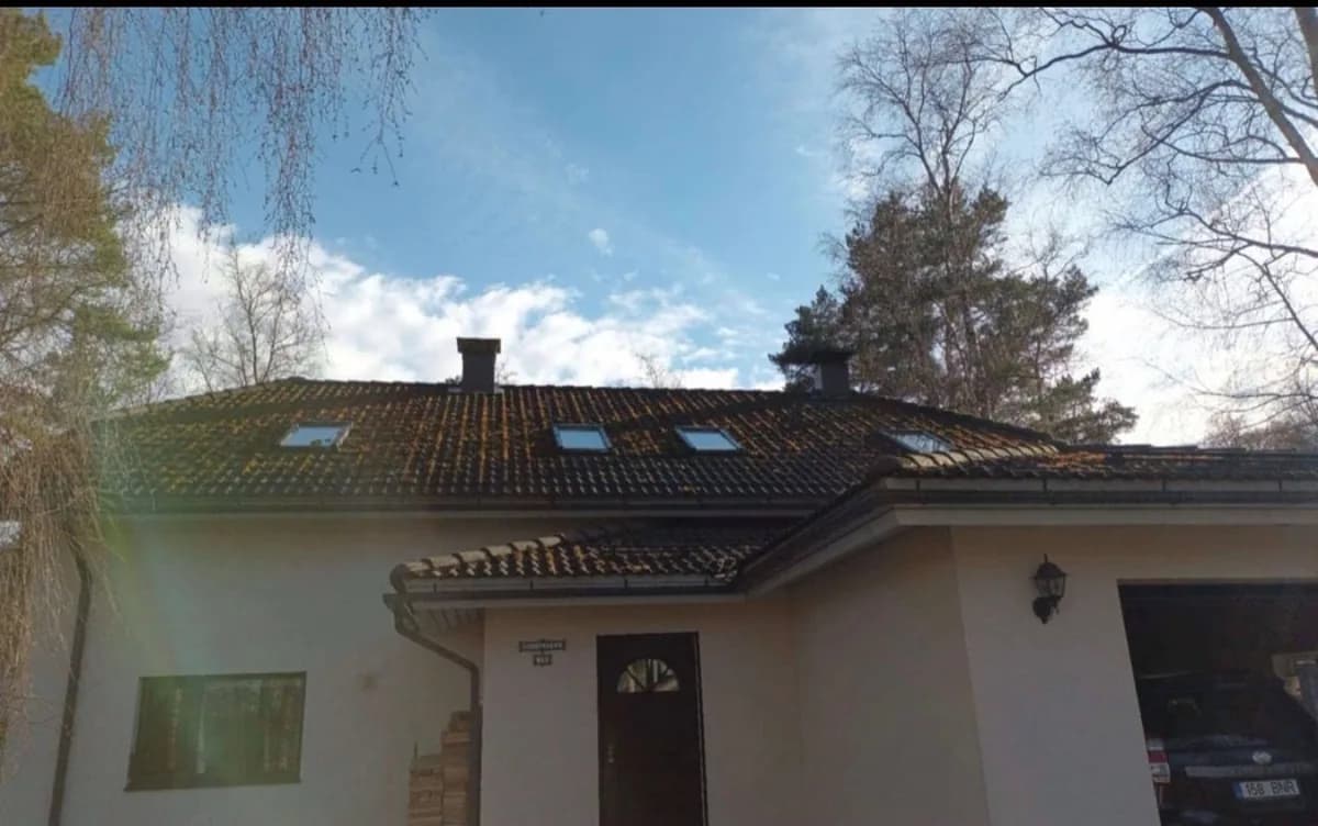 Tume kivikatus katuseakendega enne pesu – sammal ja samblik
